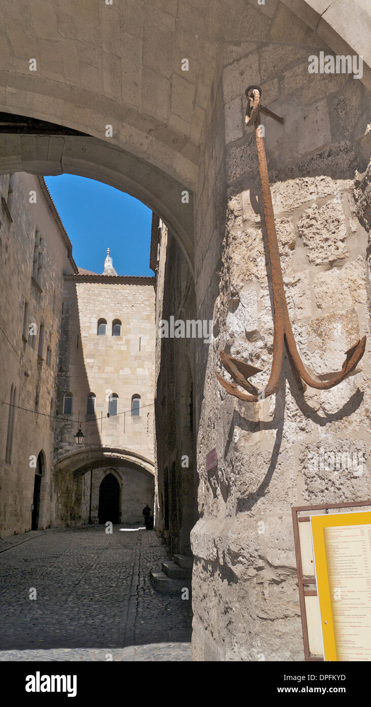 Antiche arcate con un ancoraggio navi presso il Palazzo Arcivescovile, Narbonne, Francia. Foto Stock