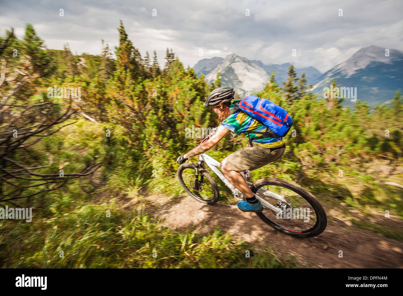 Mountain Biker ciclismo su pista sterrata in montagna Foto Stock