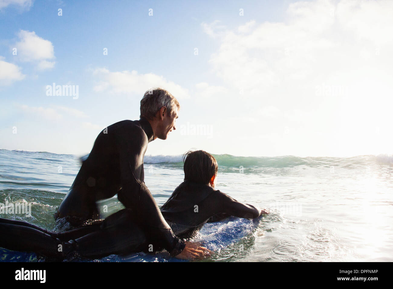 Padre e figlio in mare con la tavola da surf, Encinitas, CALIFORNIA, STATI UNITI D'AMERICA Foto Stock
