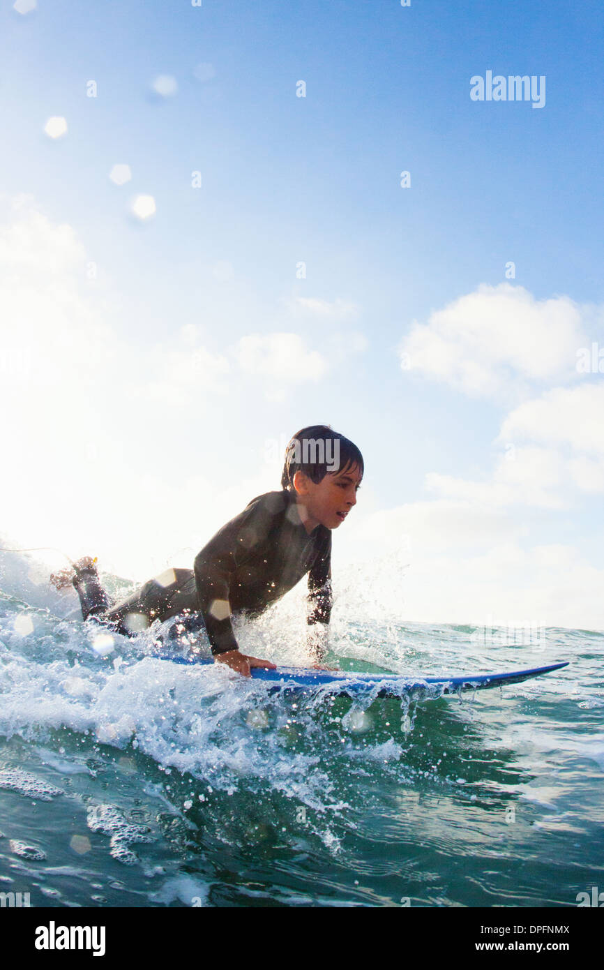 Giovane ragazzo in pratica sulla tavola da surf, Encinitas, CALIFORNIA, STATI UNITI D'AMERICA Foto Stock