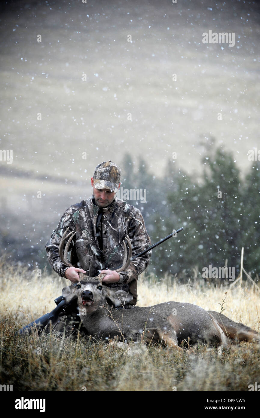 Cacciatore dei cervi holding morto stags palchi, John giorno, Oregon, Stati Uniti d'America Foto Stock