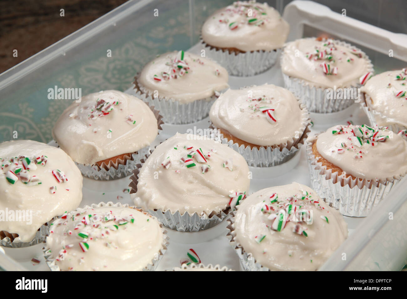 In casa di vaniglia tortini smerigliato con candy cane spruzza Foto Stock