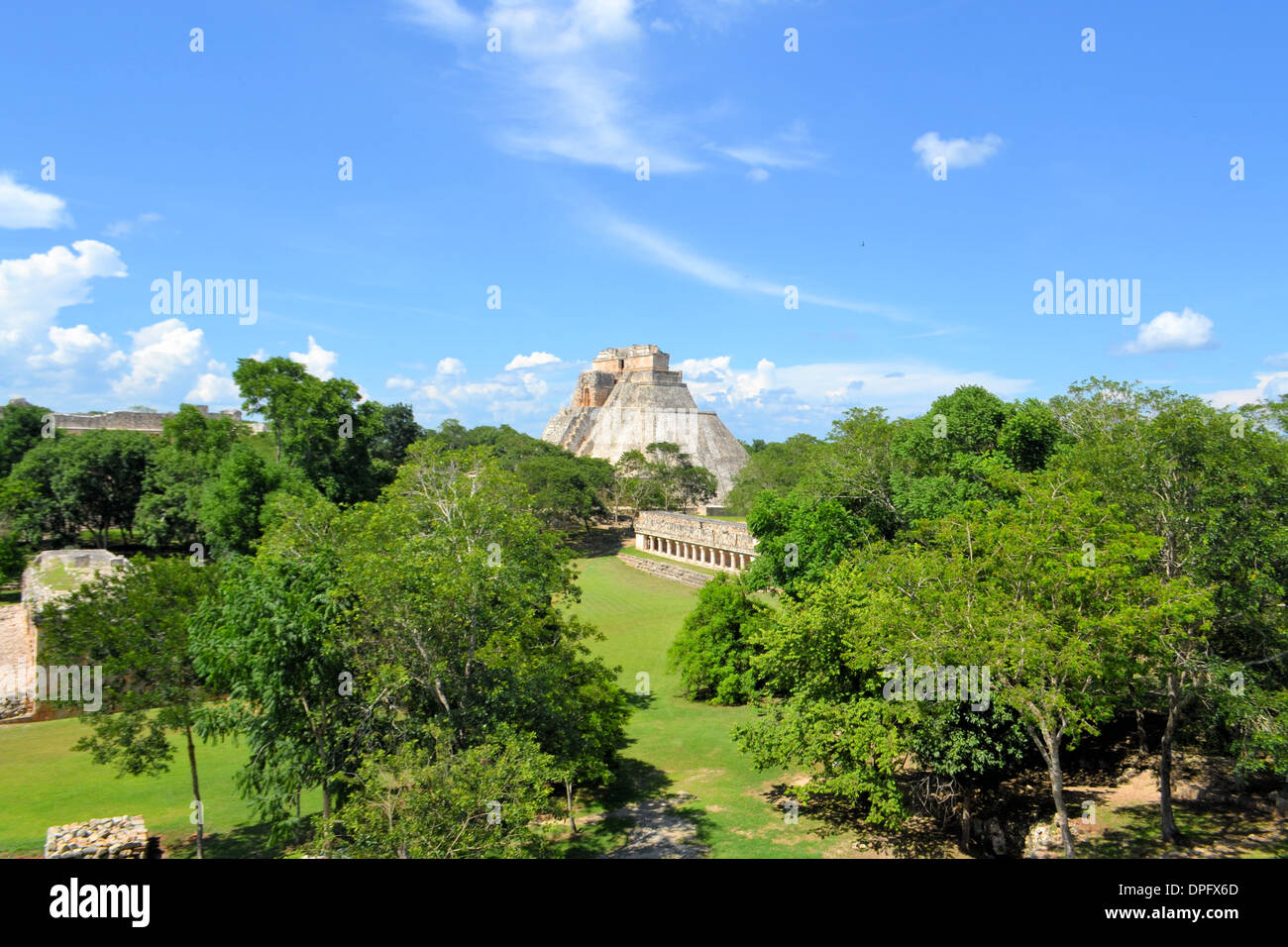 Anicent piramide Maya del mago, Adivino in Uxmal, Yucatan, Messico Foto Stock