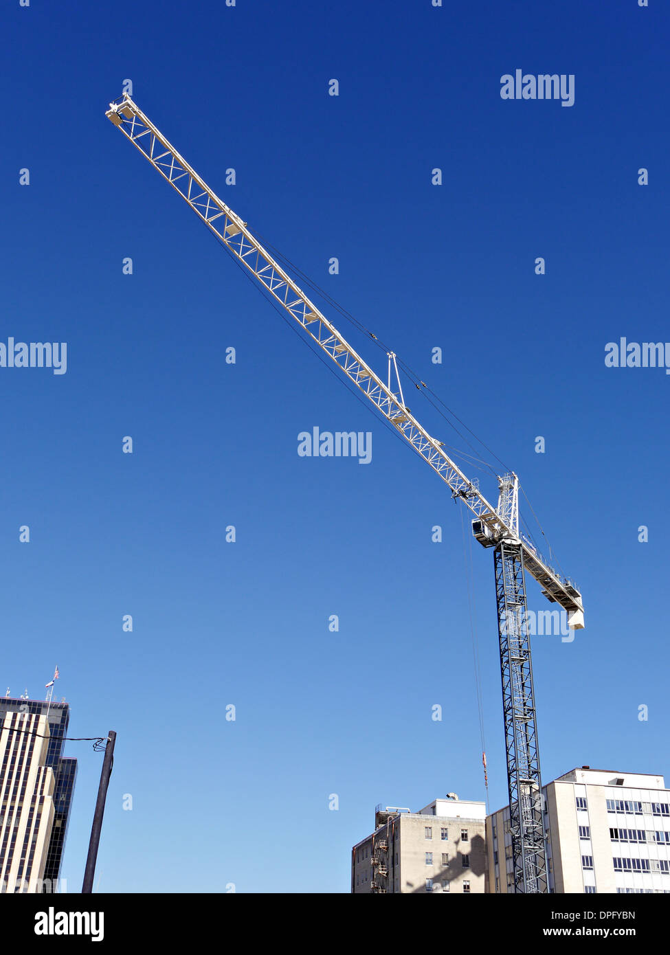 Una gru da cantiere a cantiere nel centro cittadino di Tyler Texas. Foto Stock