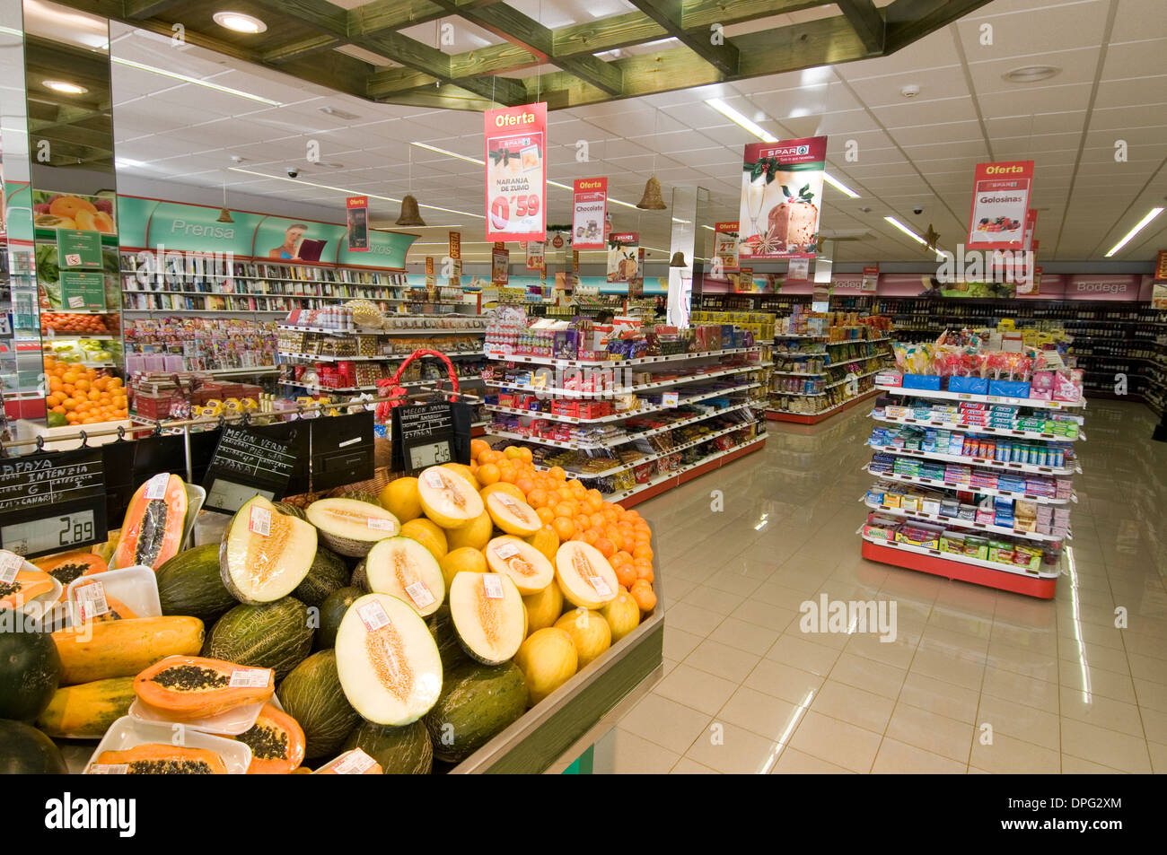 Frutta e verdure fresche in un supermercato alimentare frutta alimenti veg produrre visualizza visualizzati in isola Foto Stock