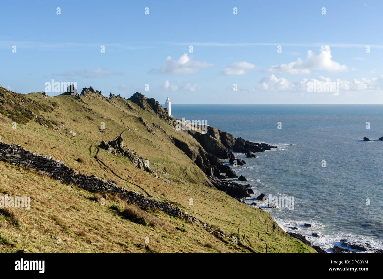 Vista del punto di partenza nel Devon con il faro in background Foto Stock