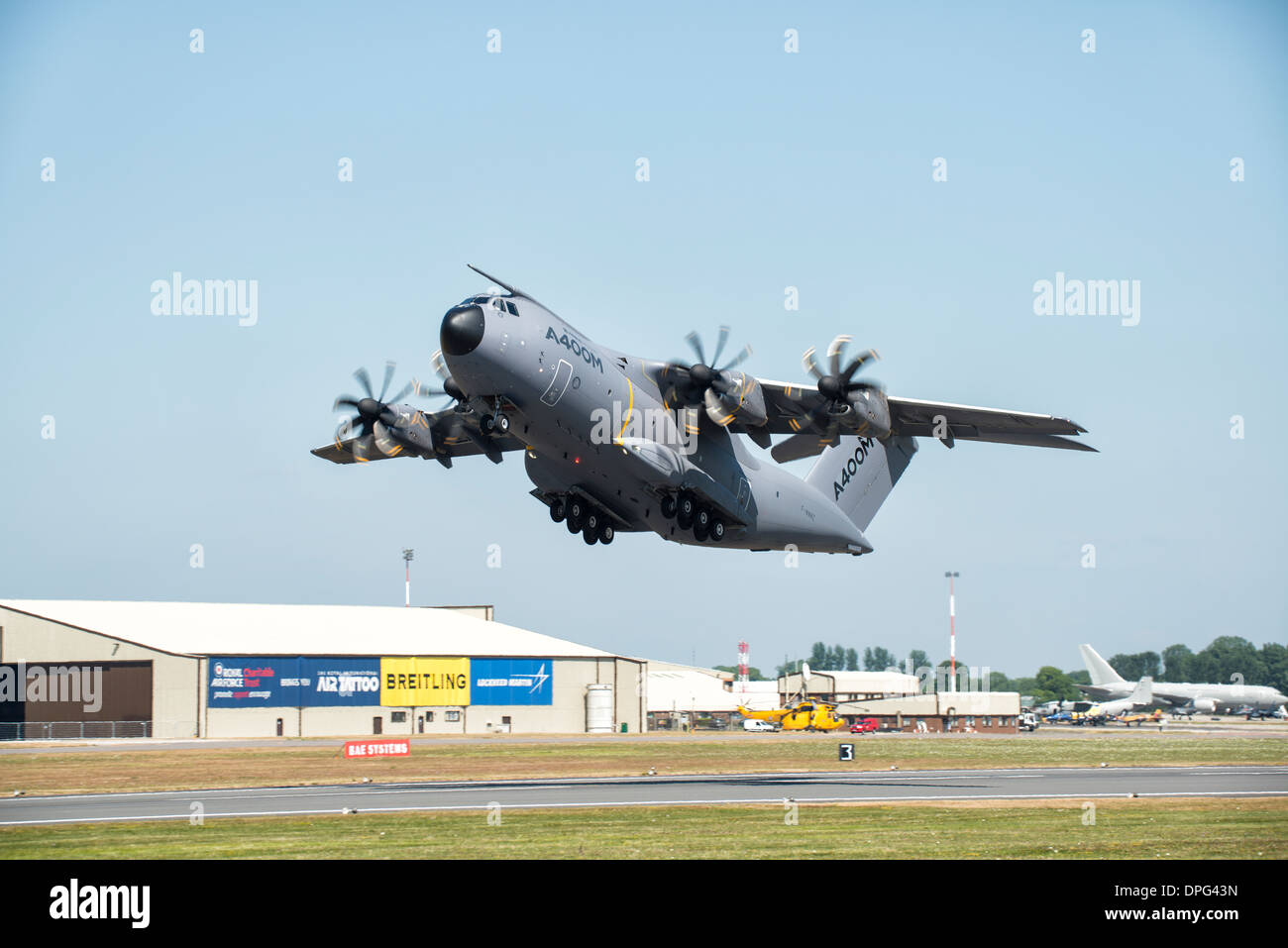 Airbus A400M Atlas F-WWMZ decolla da RAF Fairford airbase nel Gloucestershire in Inghilterra. Foto Stock