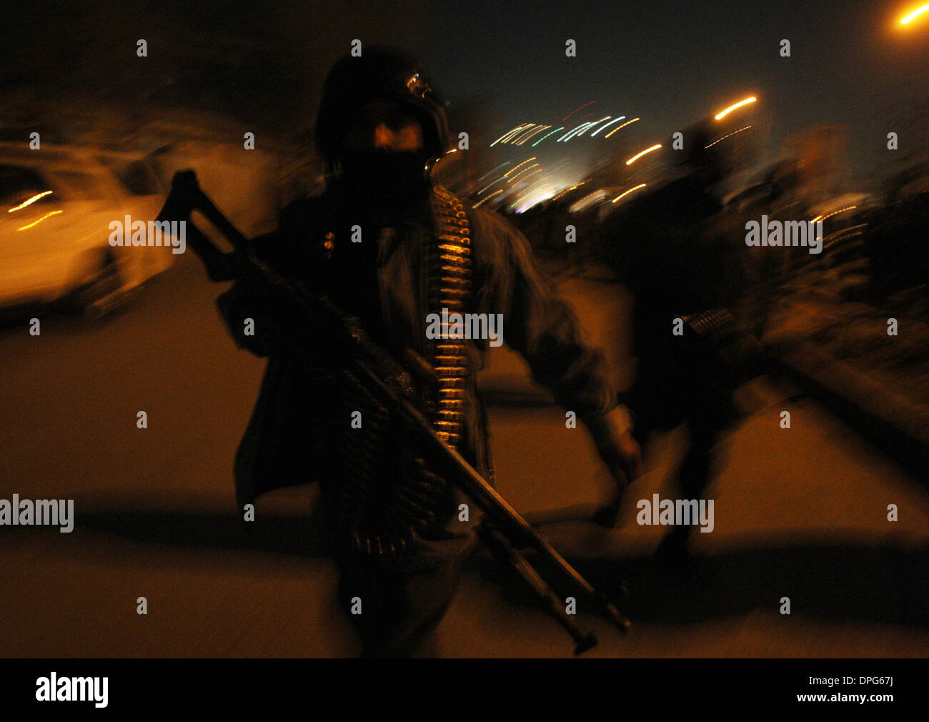 Kabul. Xiv gen, 2014. Poliziotti afghani eseguire attorno al sito di attacco a Kabul, Afghanistan il 14 gennaio 2014. Due uomini armati sono stati uccisi mentre una persona lesa in un attacco ad un Afgano leader tribali home nella parte occidentale di Kabul il martedì sera, la polizia ha detto. © Ahmad Massoud/Xinhua/Alamy Live News Foto Stock