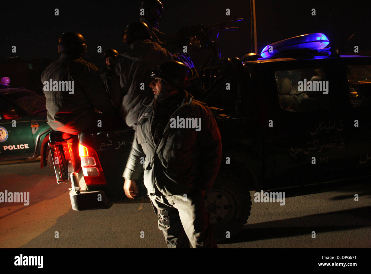 Kabul. Xiv gen, 2014. Un poliziotto afghano sta di guardia presso il sito di attacco a Kabul, Afghanistan il 14 gennaio 2014. Due uomini armati sono stati uccisi mentre una persona lesa in un attacco ad un Afgano leader tribali home nella parte occidentale di Kabul il martedì sera, la polizia ha detto. © Ahmad Massoud/Xinhua/Alamy Live News Foto Stock
