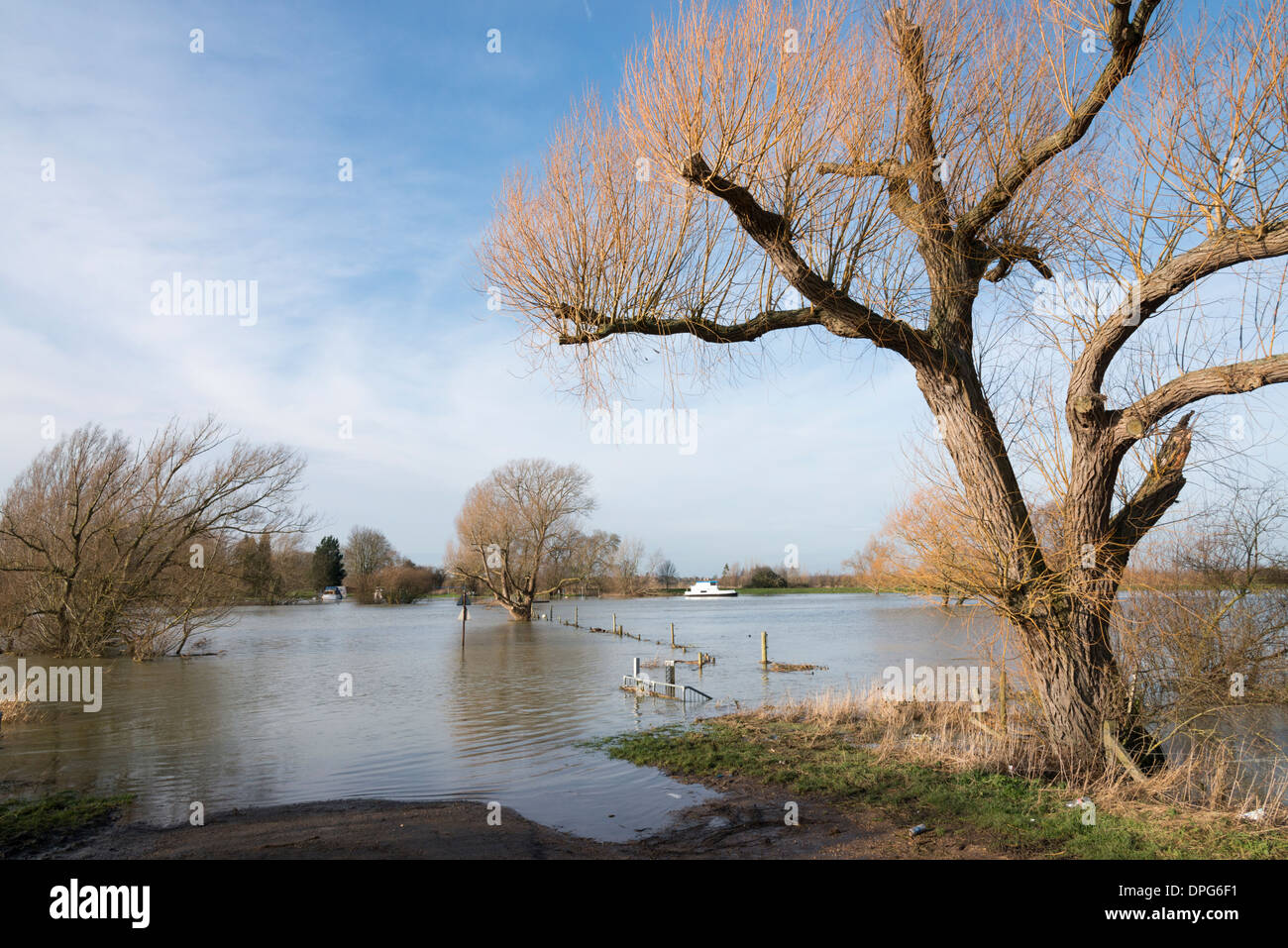 Il Fiume Great Ouse presso Overcote vicino al villaggio di oltre in Cambridgeshire Regno Unito traboccante le sue banche nel diluvio Foto Stock