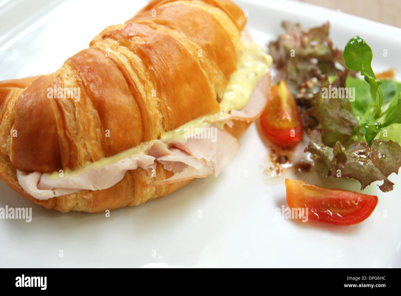 Prosciutto affumicato sandwich croissant buon piatto per la colazione Foto Stock