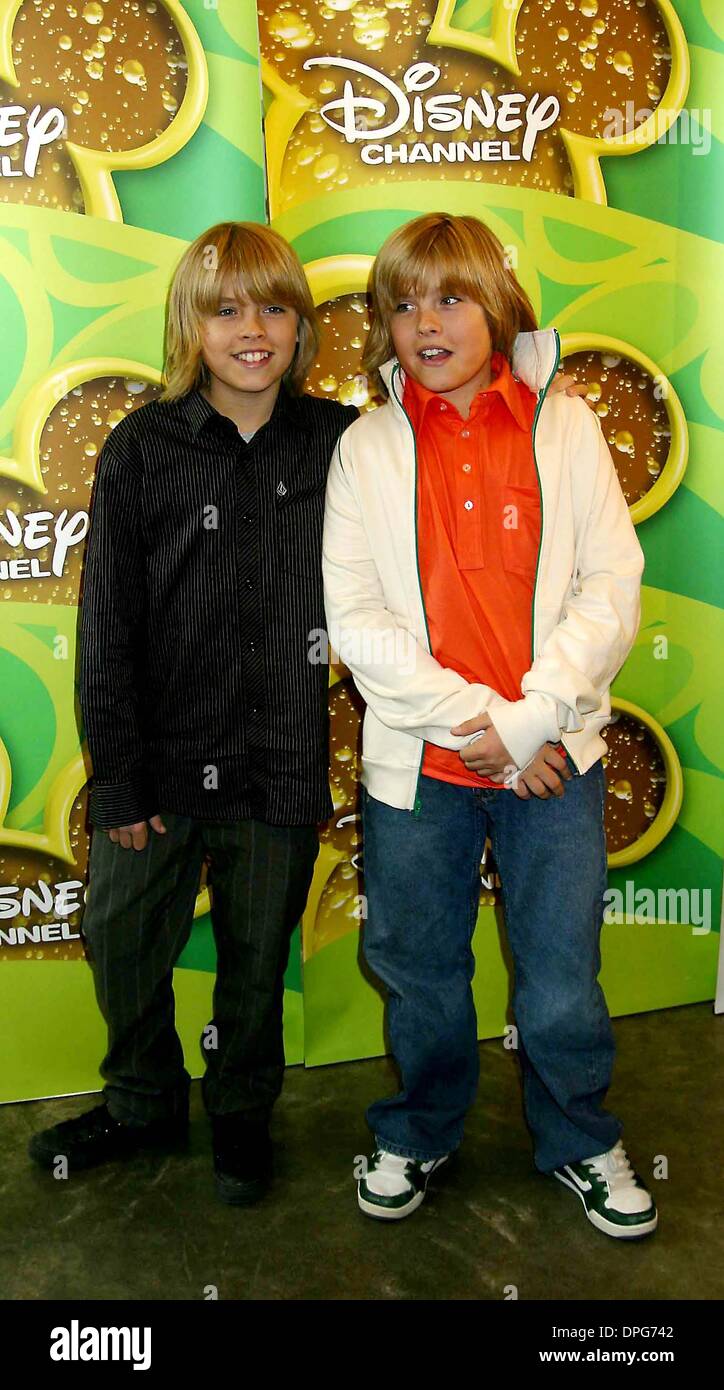 Febbraio 9, 2006 - New York New York, Stati Uniti - K46717JBU.Disney in anticipo, .SPLASHLIGHT STUDIOS, W. 35 ST. Nuovo ORK New York..2-9-2006. / 2006.Dylan e Cole Sprouse(Immagine di credito: © Judie Burstein/Globe foto/ZUMAPRESS.com) Foto Stock