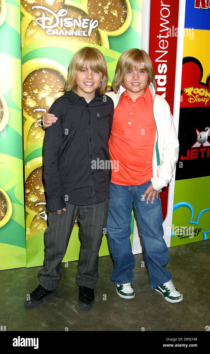 Febbraio 9, 2006 - New York New York, Stati Uniti - K46717JBU.Disney in anticipo, .SPLASHLIGHT STUDIOS, W. 35 ST. Nuovo ORK New York..2-9-2006. / 2006.Dylan e Cole Sprouse (''suite la vita"(Immagine di credito: © Judie Burstein/Globe foto/ZUMAPRESS.com) Foto Stock