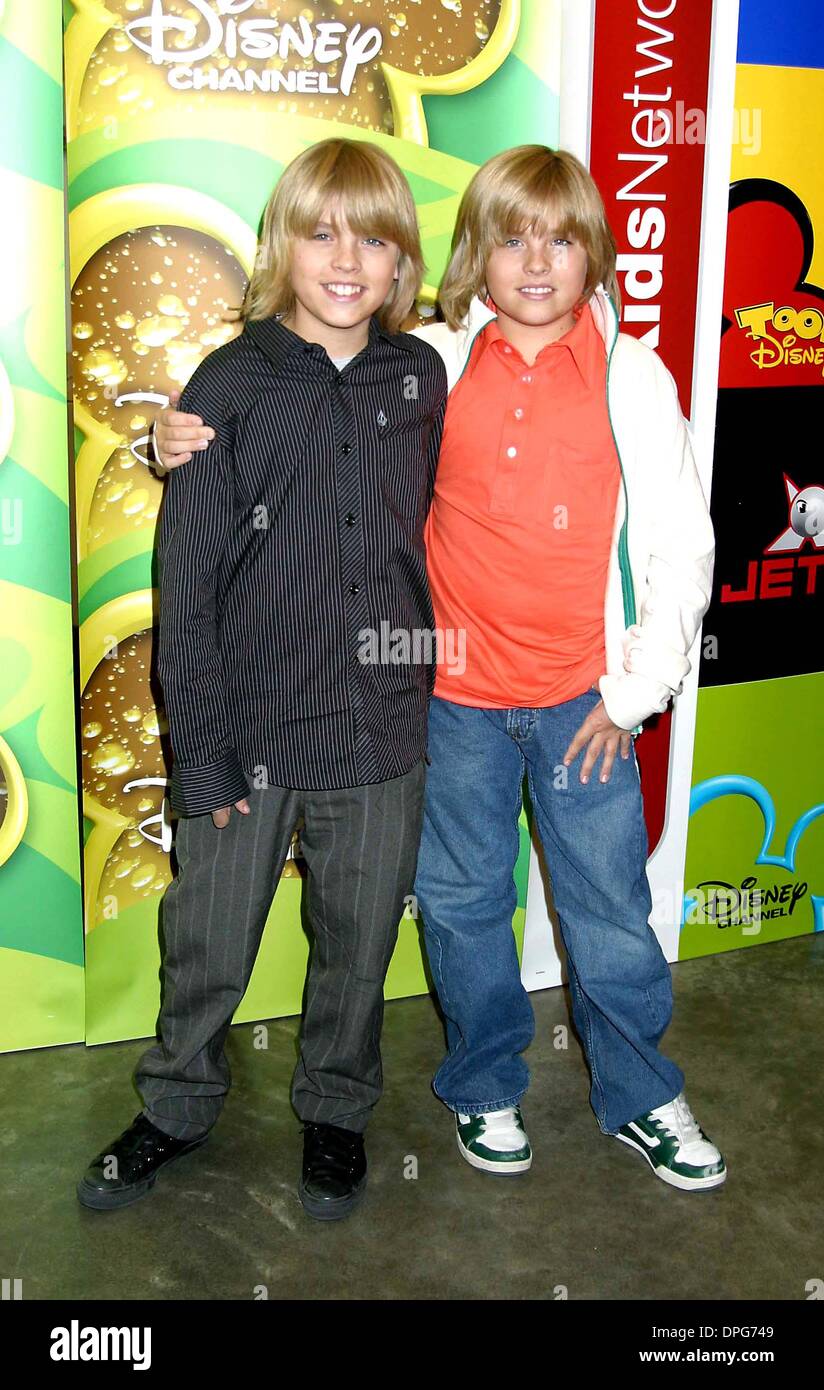 Febbraio 9, 2006 - New York New York, Stati Uniti - K46717JBU.Disney in anticipo, .SPLASHLIGHT STUDIOS, W. 35 ST. Nuovo ORK New York..2-9-2006. / 2006.Dylan e Cole Sprouse (''suite la vita"(Immagine di credito: © Judie Burstein/Globe foto/ZUMAPRESS.com) Foto Stock