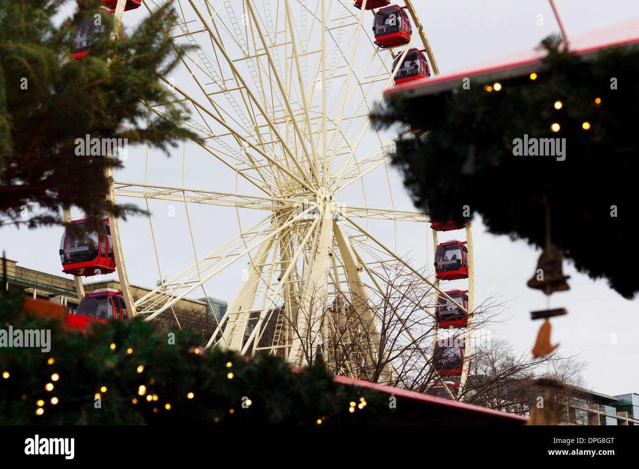 Edinburgh mercato invernale, negozi e la ruota panoramica Ferris Foto Stock