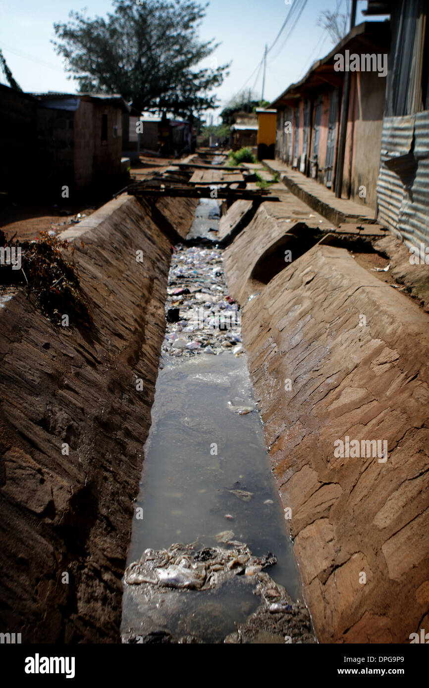 Aprire il tappo del foro di scarico attraverso il centro cittá, Ghana Foto Stock