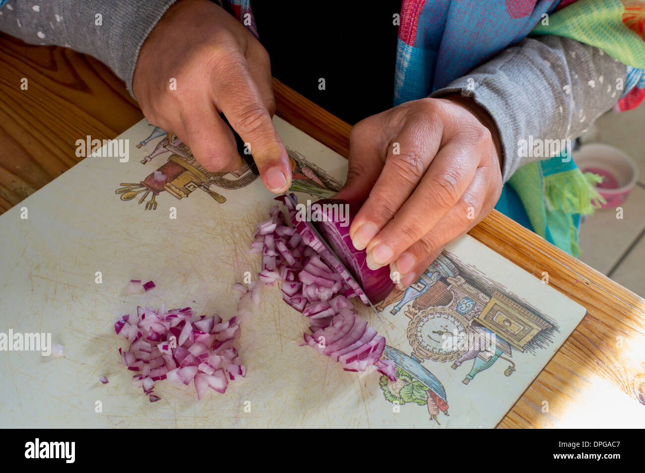 Tritare le cipolle Foto Stock