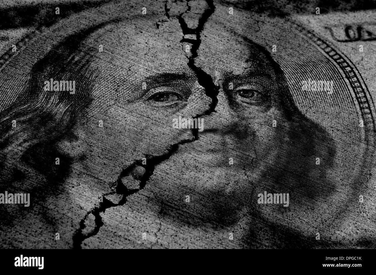 Diversi Dollari Americani strappato o strappato a metà che simbolizza la distruzione dell'economia Foto Stock