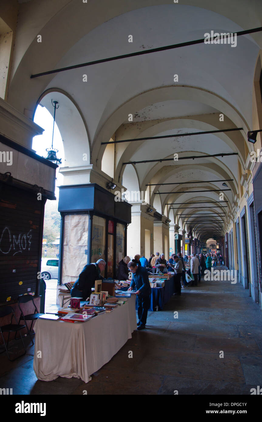 Libri e altri di seconda mano roba per la vendita presso i portici di Piazza Lagrange piazza città di Torino Piemonte Italia settentrionale Foto Stock