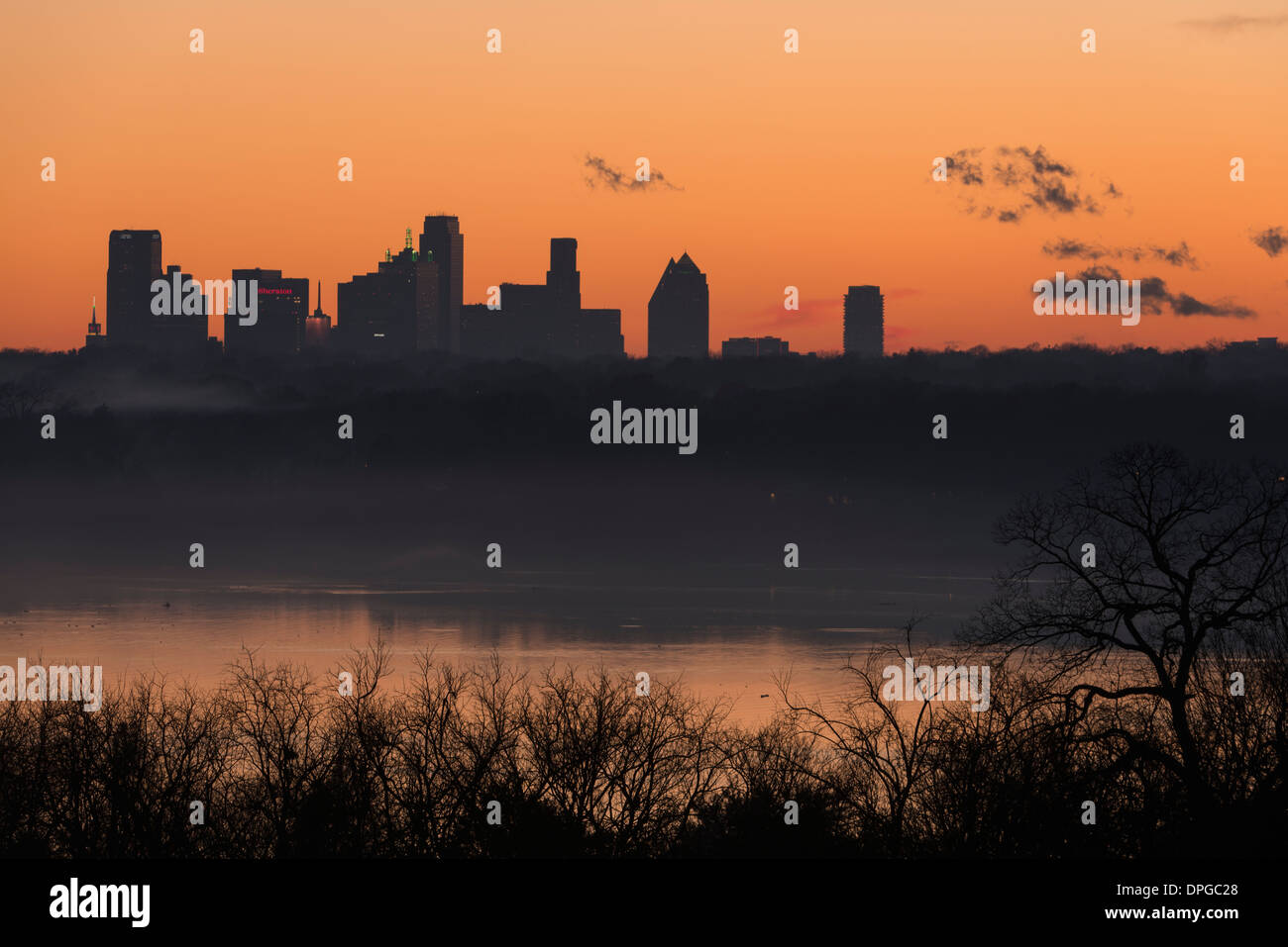 Il Dallas skyline da White Rock Lake, Dallas, Texas Foto Stock
