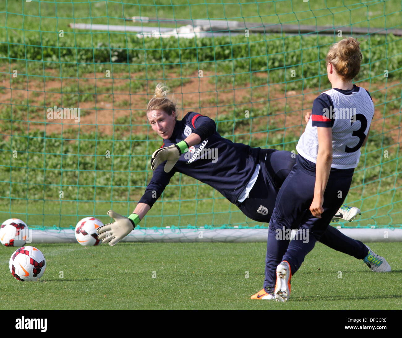 La Manga Club, Spagna. Xiv gen, 2014. Karen Bardsley nell'obiettivo. In Inghilterra le donne della squadra di calcio sono collocati attraverso i loro passi nella formazione dal nuovo allenatore Mark Sampson davanti a loro amichevole internazionale contro la Norvegia il giovedì. Ph Credit: Tony Henshaw/Alamy Live News Foto Stock