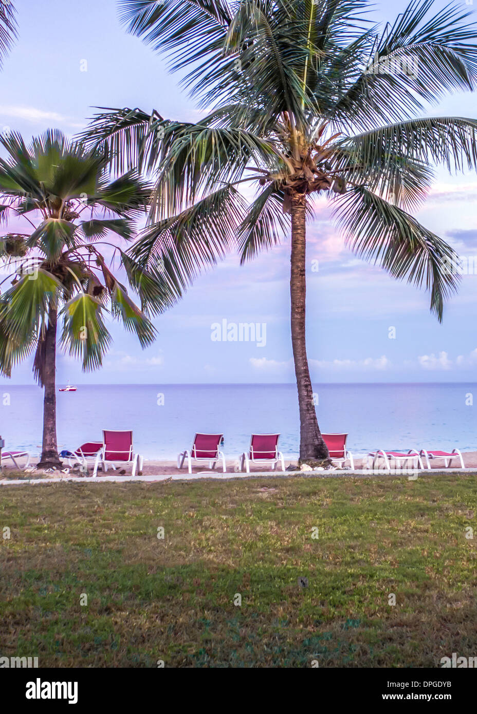 Alba si rompe i Caraibi su Sandcastle beach sull'isola di St. Croix, U.S. Isole Vergini. Foto Stock