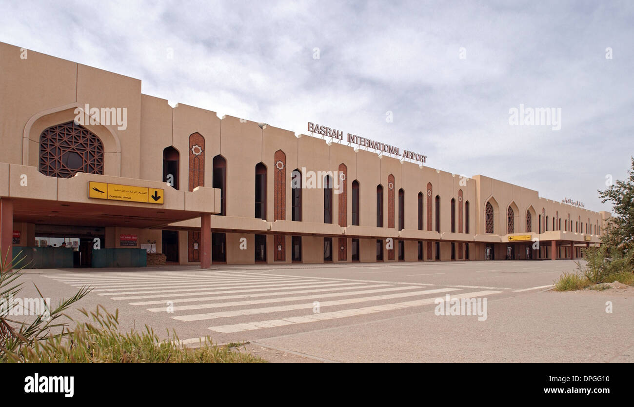 Esterno entrata principale, lato anteriore aspetto vista, di Basrah International Airport Terminal, Iraq. Foto Stock