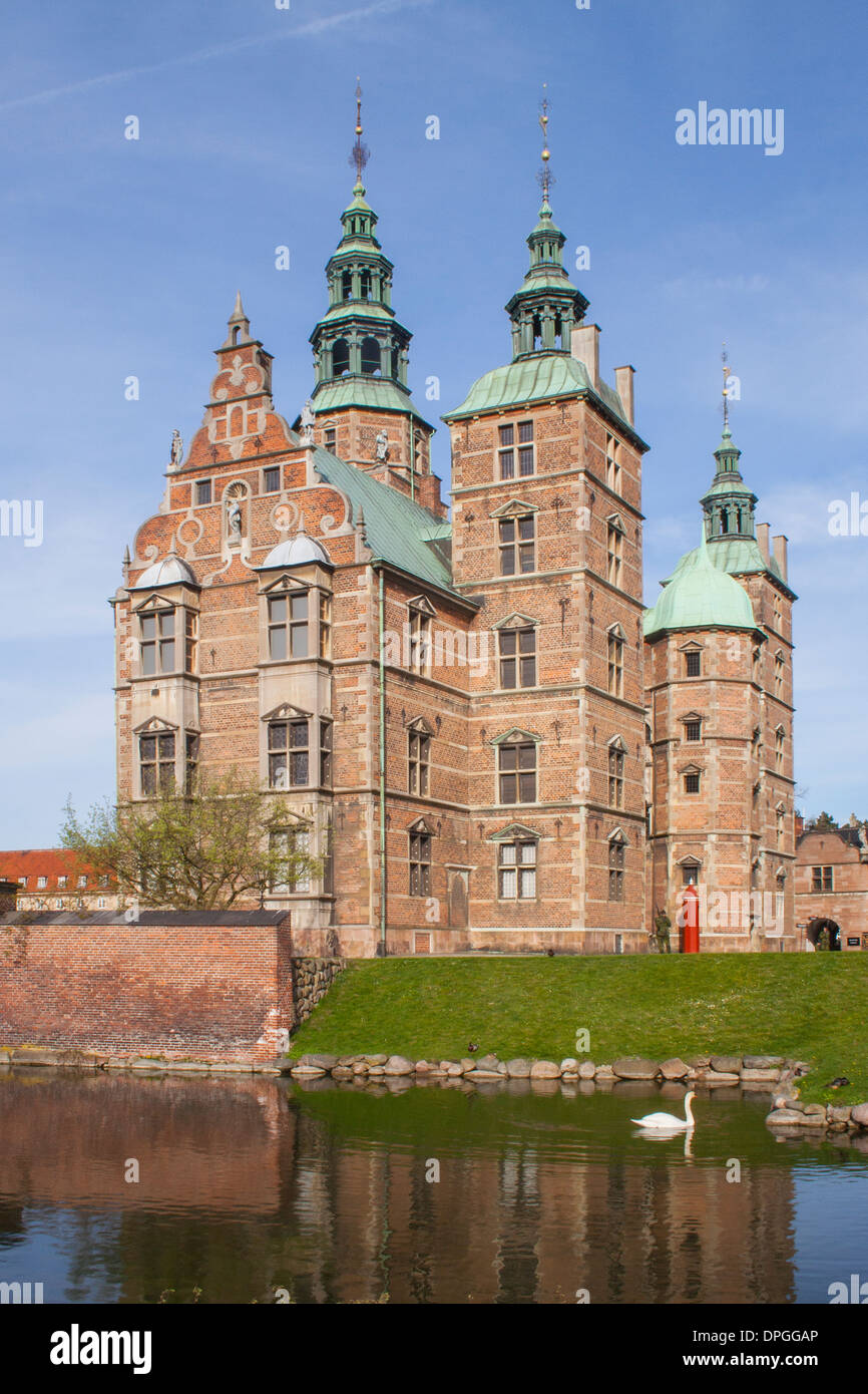 Il Castello di Rosenborg e fossato, Copenhagen, Danimarca Foto Stock