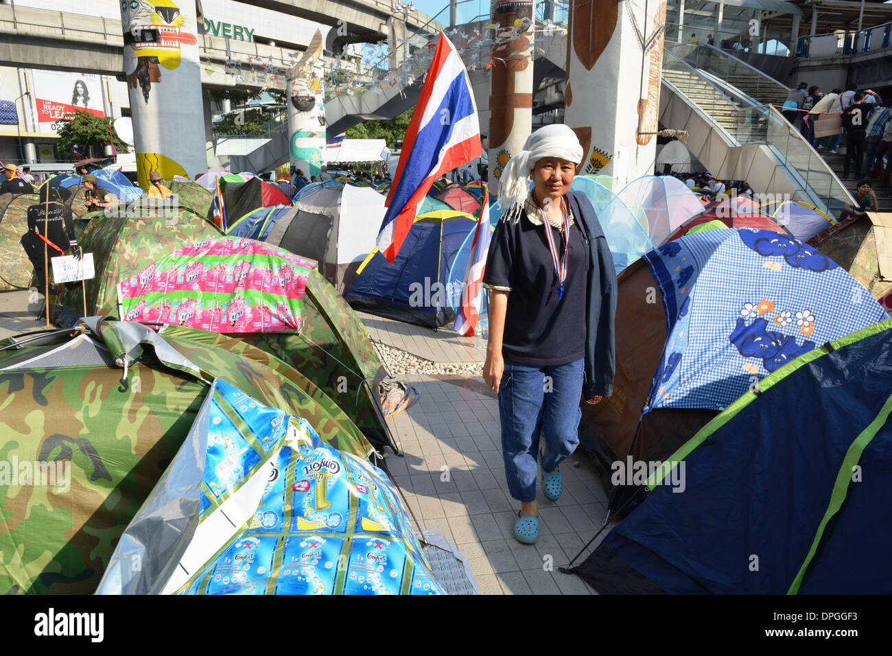 Un abitante di un villaggio passeggiate fra le tende istituito dai manifestanti nella zona centrale di Bangkok in un tentativo di arrestare il capitale tailandese Foto Stock