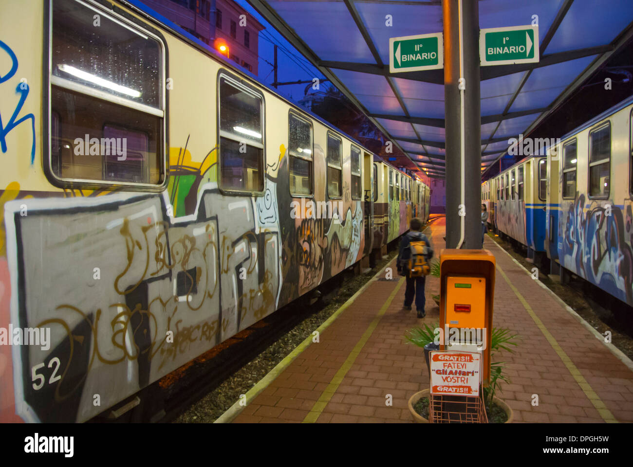 A scartamento ridotto i treni che vanno fino a Casella da Piazza Manin stazione Genova Liguria Italia Europa Foto Stock