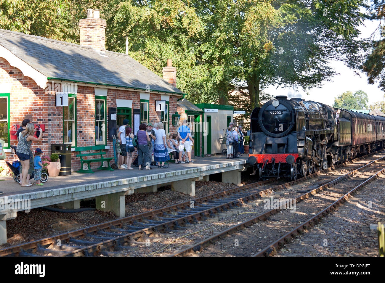 BR classe 9F n. 92203 'Principe Nero' arrivando a Holt con un treno sulla North Norfolk Railway (la linea di papavero) Foto Stock