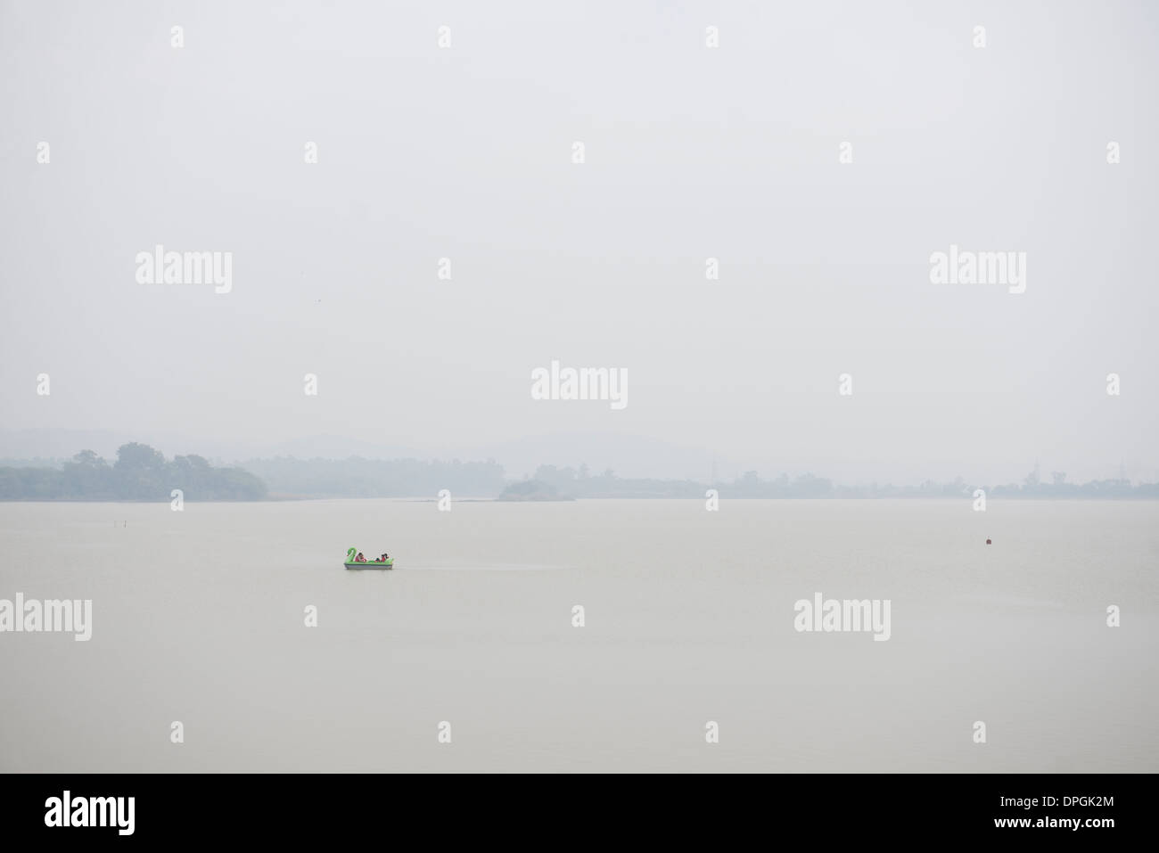 Una forma di cigno barca sul Lago Sukhna, Chandigarh Foto Stock