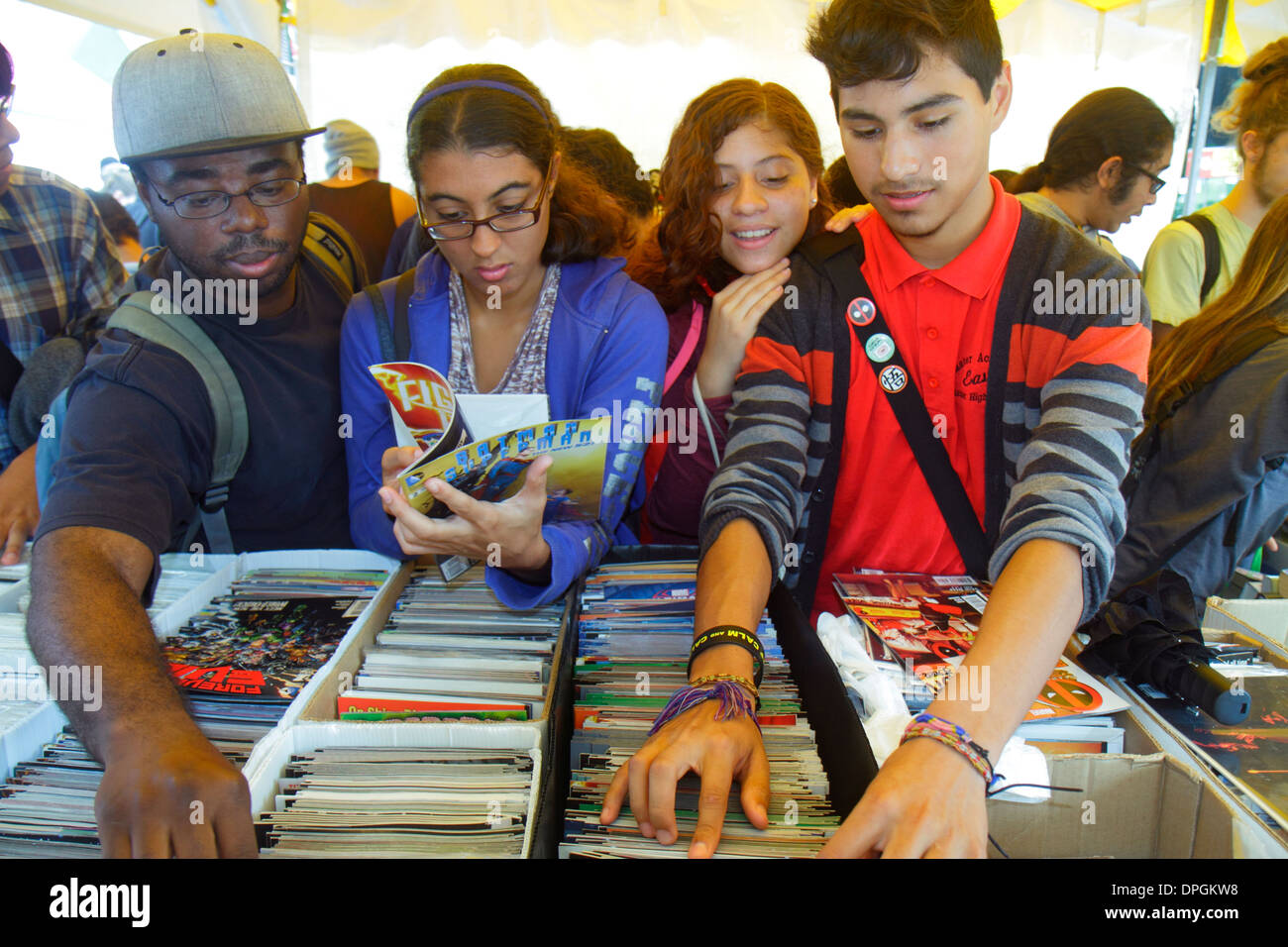 Miami Florida,Book Fair International,Miami Dade College,festival,shopping shopper shopping shopping negozi di vendita di mercato di acquisto, negozi business bus Foto Stock