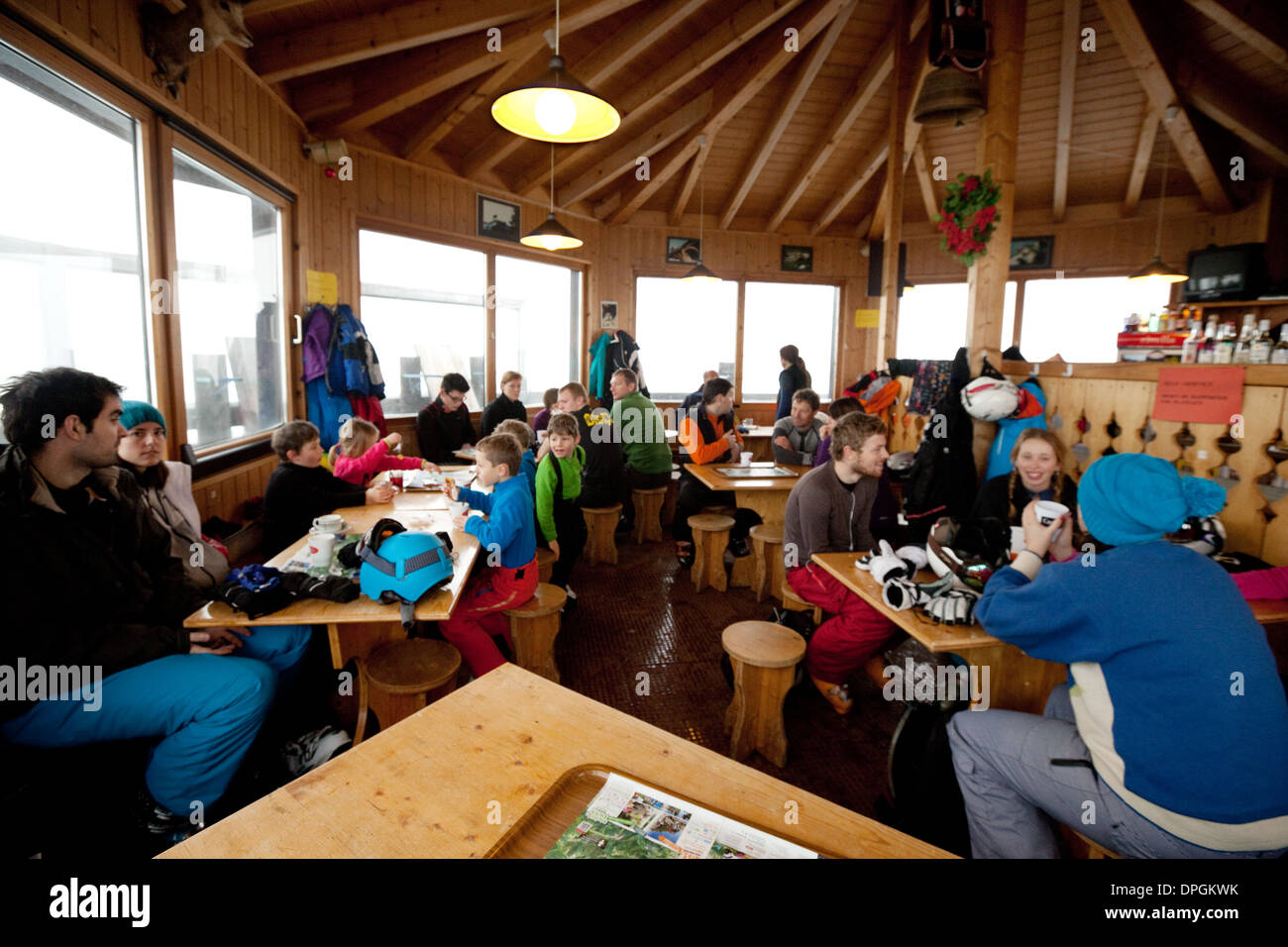 Gli sciatori in un ristorante sulle piste per bere e mangiare, Plan de Croix, Les Portes du Soleil, alpi svizzere, Svizzera Europa Foto Stock