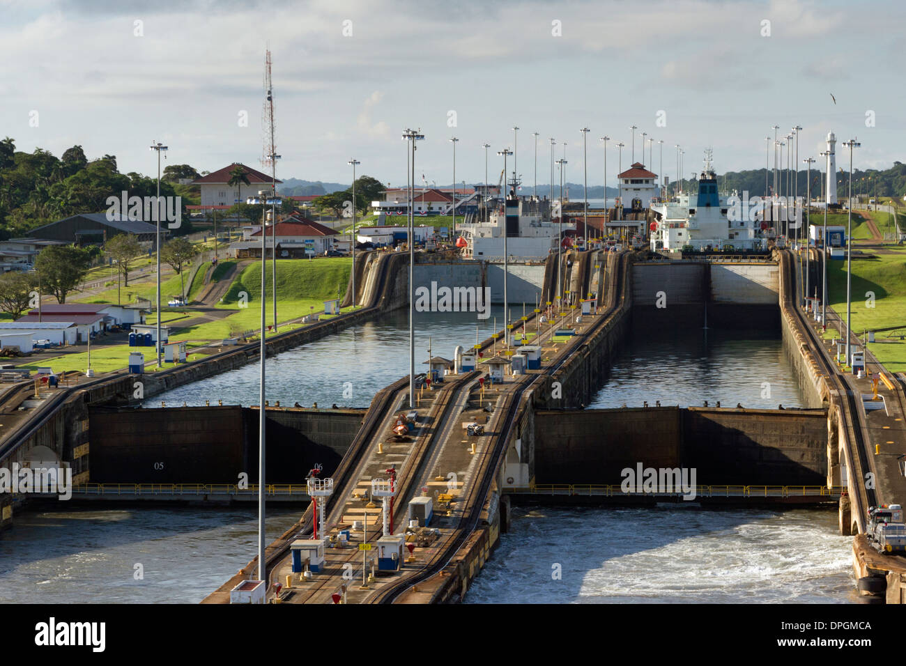 Le navi che attraversano il blocco Gatun sul Canale di Panama Foto Stock