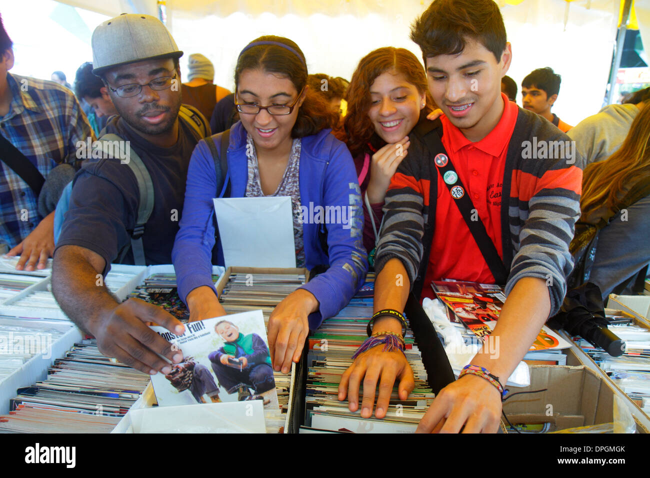 Miami Florida,Book Fair International,Miami Dade College,festival,shopping shopper shopping shopping negozi di vendita di mercato di acquisto, negozi business bus Foto Stock