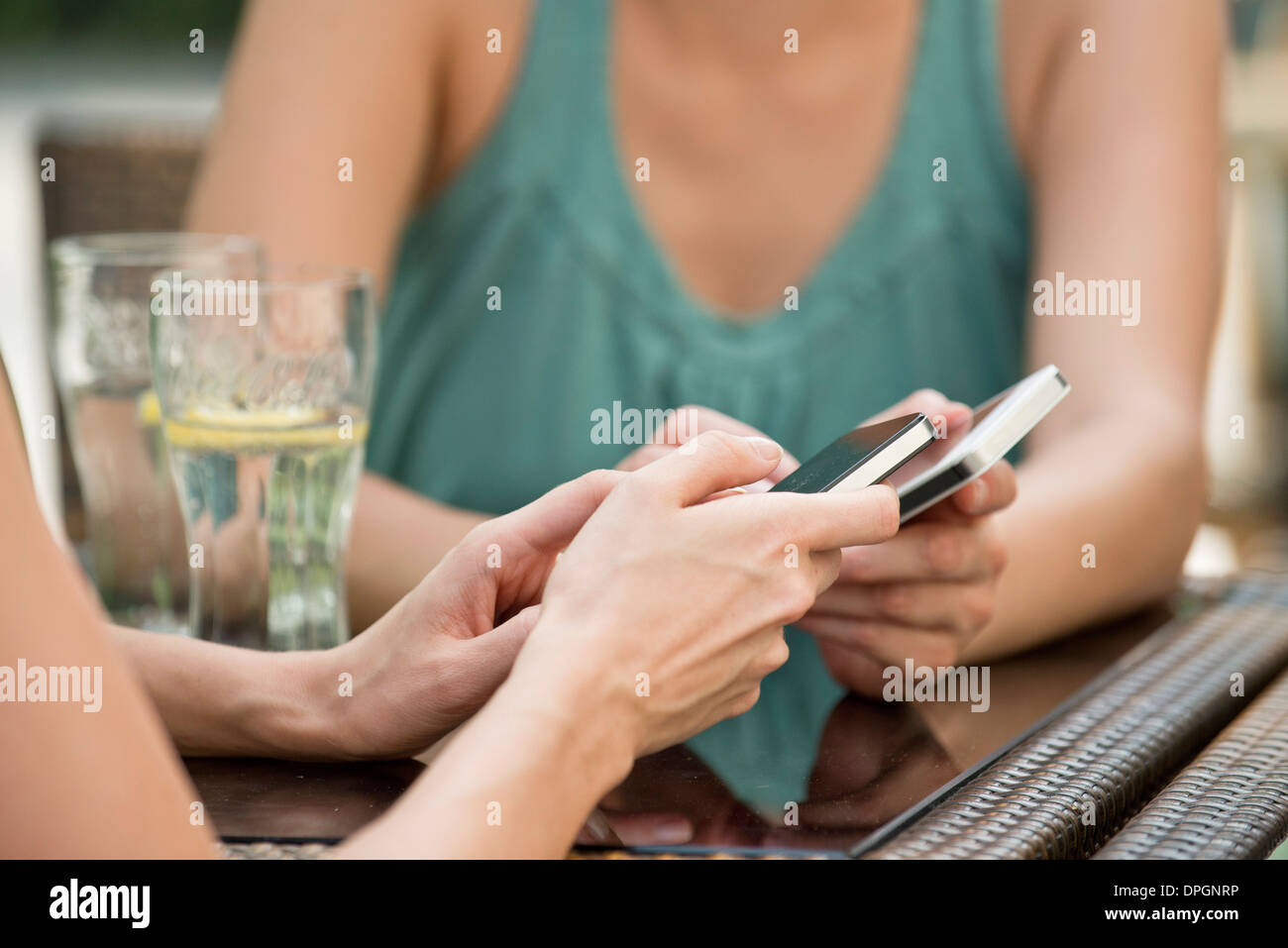 Gli smartphone di associazione tramite Bluetooth per lo scambio di dati Foto Stock