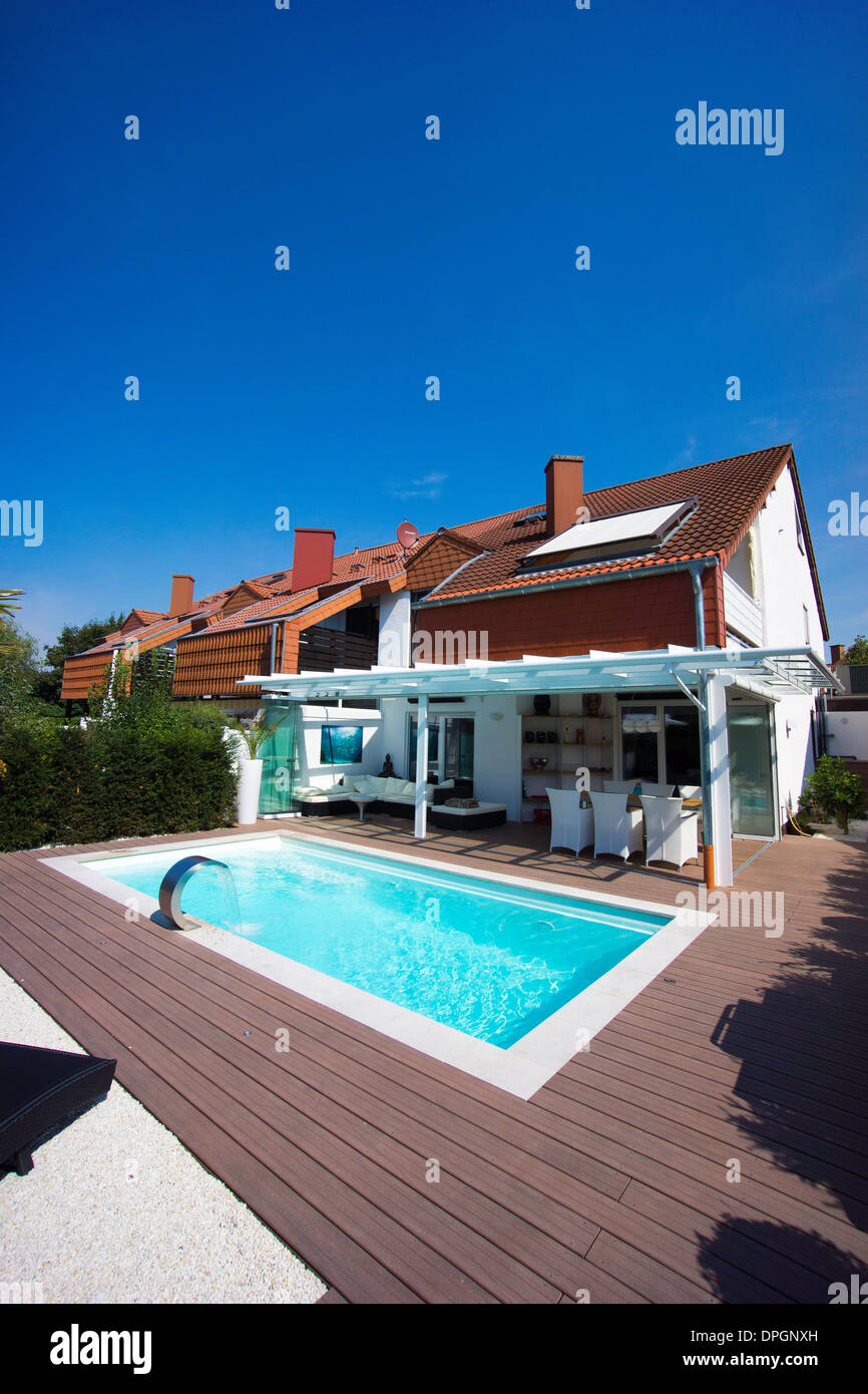Privato casa a schiera con giardino, giardino d'inverno, la piscina e la terrazza, Germania, Europa - agosto 2013 Foto Stock