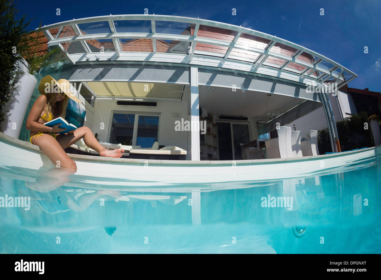 Giovane donna presso la piscina privata, Germania, Europa - Settembre 2013 Foto Stock