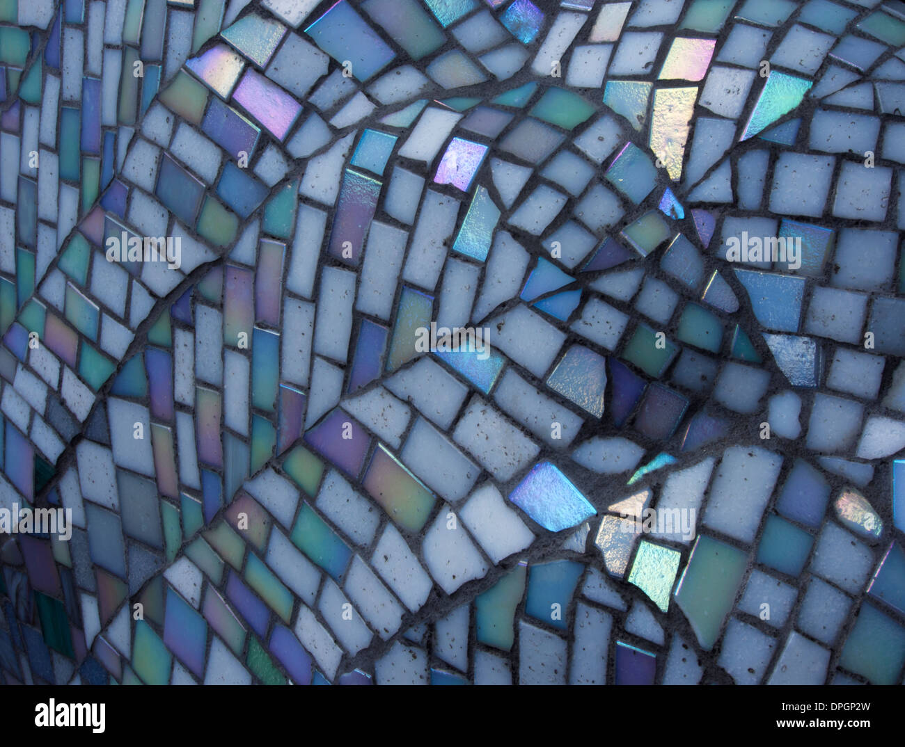 Un dettaglio del mosaico che copre uno dei cigni in vetroresina visto attorno ai pozzi nel 2012 Foto Stock