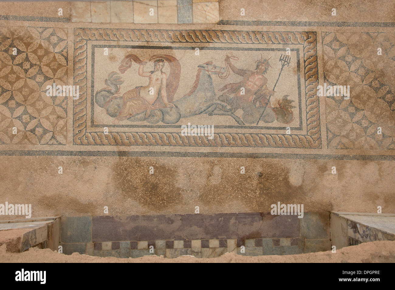 Turchia, Efeso. Centro storico case Terrazza. Ruderi di antiche case che mostra ornato pavimento a mosaico, dettaglio di Poseidon mosaico. Foto Stock
