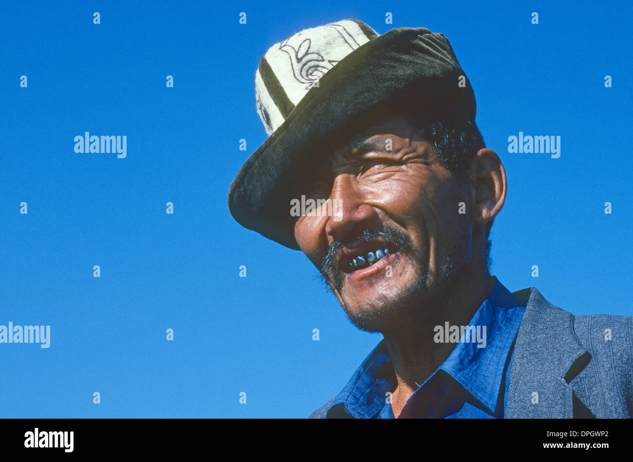 Ritratto di uomo del Kirghizistan indossando il tradizionale hat Bishkek  Kirgikistan Foto stock - Alamy