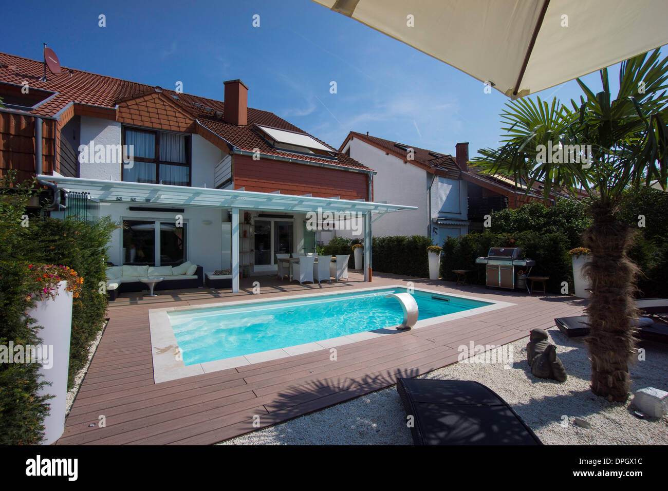 Privato casa a schiera con giardino, giardino d'inverno, la piscina e la terrazza, Germania, Europa - agosto 2013 Foto Stock