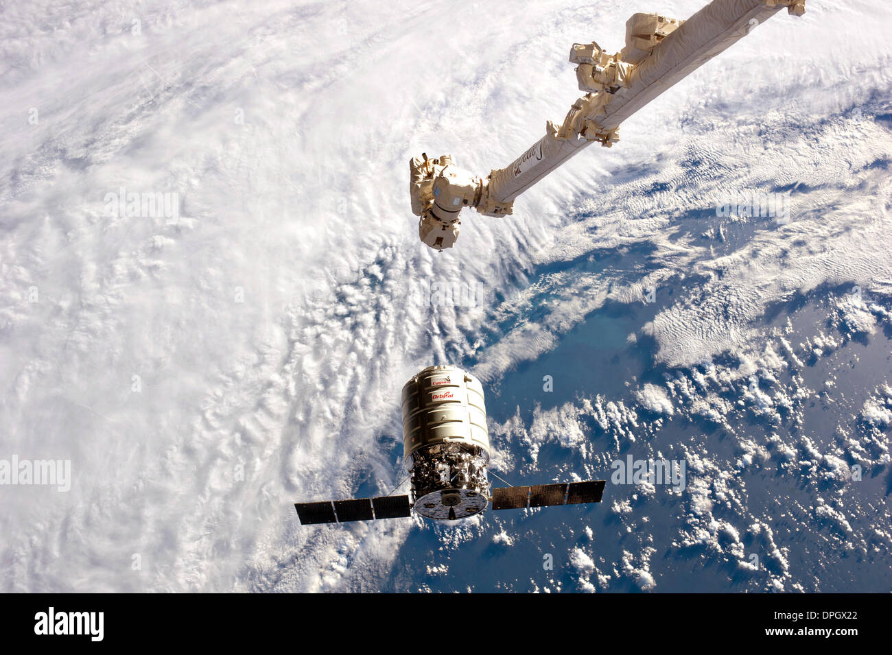 Il Canadarm 2 si sposta verso la Orbital Sciences Corp Cygnus commerciale cargo veicolo spaziale come esso si avvicina alla Stazione Spaziale Internazionale il 12 gennaio 2014 in orbita intorno alla terra. Questa è la prima volta che il Cygnus unmanned commerciale nave cargo ha realizzato una consegna alla stazione per la NASA. Credito: Planetpix/Alamy Live News Foto Stock
