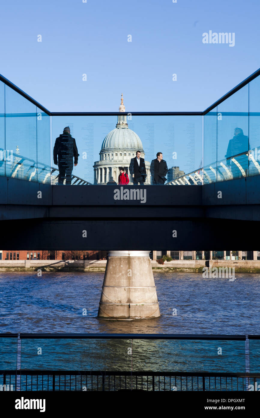 Millennium Bridge da Bankside con la Cattedrale di San Paolo a Londra, Inghilterra, Regno Unito, Gran Bretagna Foto Stock