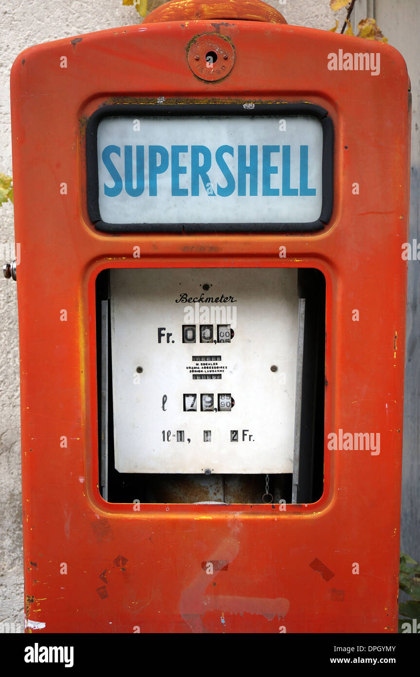 Vecchia pompa di benzina da vicino Foto Stock