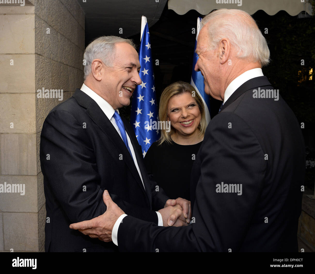 Vice Presidente USA Joe Biden è accolto dal Primo Ministro israeliano Benjamin Netanyahu e sua moglie Sara Netanyahu all'arrivo per la sua riunione bilaterale svoltasi presso la residenza del Primo Ministro Gennaio 13, 2013 a Gerusalemme, Israele. Foto Stock