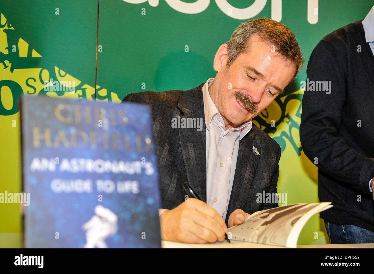Belfast, Irlanda del Nord. 14 gen 2014 - Comandante Chris Hadfield segni le copie del suo libro "Un astronauta la guida alla vita sulla terra' Credit: stephen Barnes/Alamy Live News Foto Stock