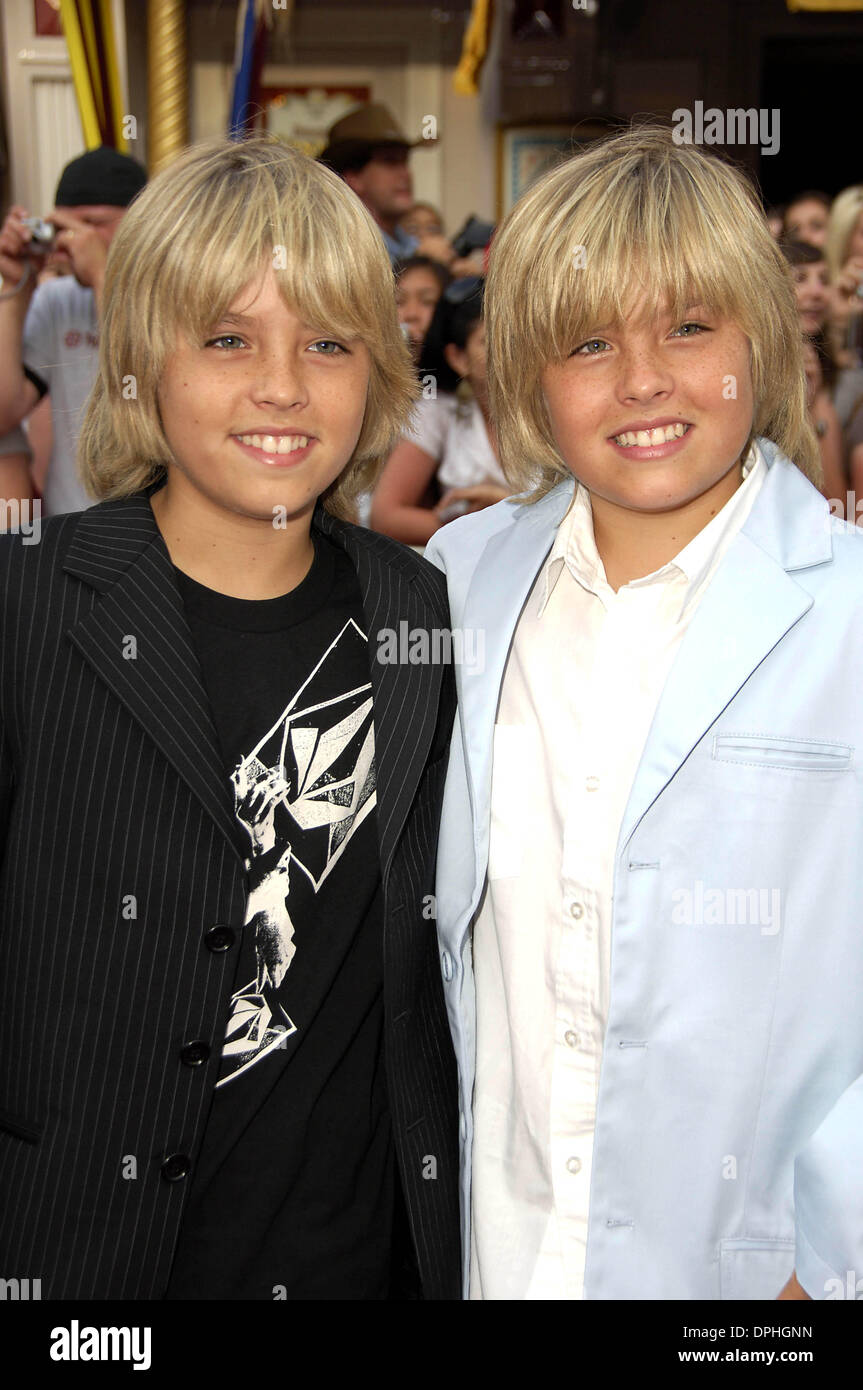 Giugno 24, 2006 - Hollywood, California, Stati Uniti - ANAHEIM CA, 24 giugno 2006 (SSI) - -.attori e fratelli, Cole Sprouse e Dylan Sprouse durante la premiere del nuovo film di Walt Disney Pictures di Pirati dei Caraibi: forziere fantasma, tenutasi a Disneyland, il 24 giugno 2006, ad Anaheim, in California. s.K48436MG. - Foto(Immagine di credito: © Michael Germana Globo/foto/ZUMAPRESS.c Foto Stock