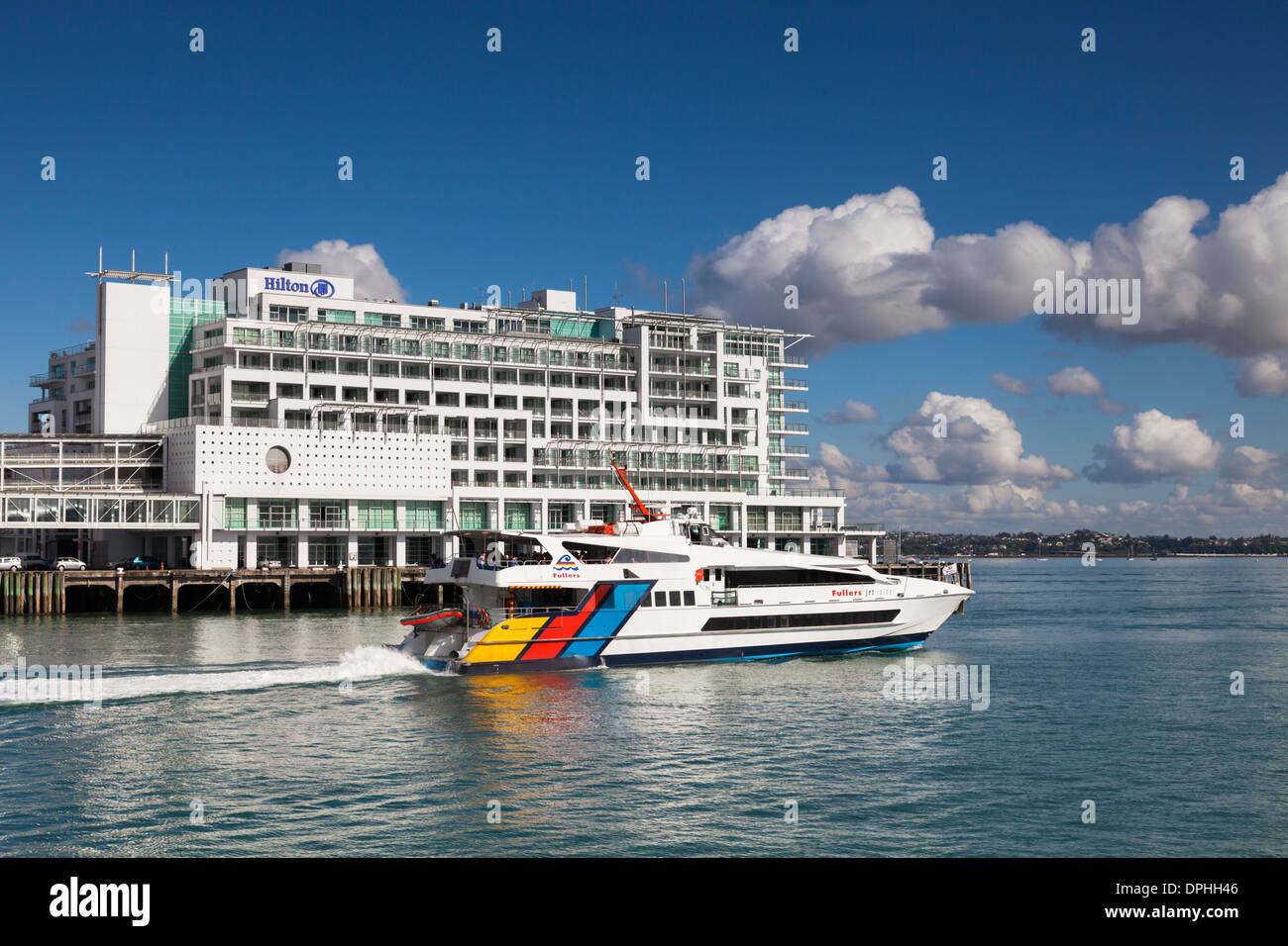Gualchiere traghetto passando Hilton Hotel di Auckland, Nuova Zelanda Foto Stock